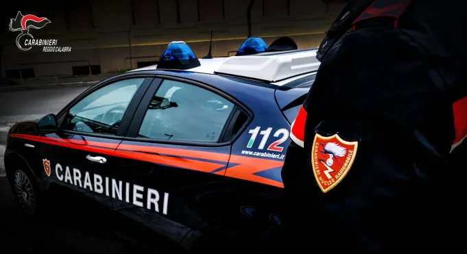 27enne sequestrata in casa per gelosia dal compagno: si salva urlando