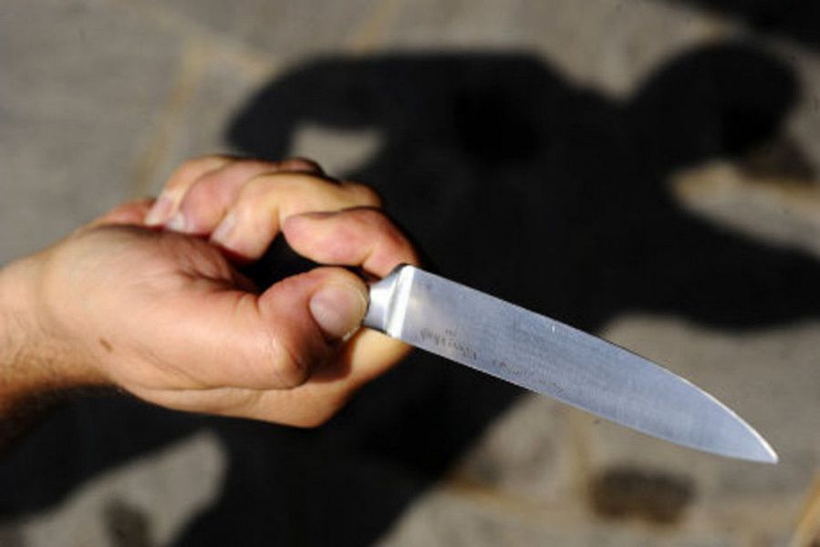 Salerno, 38enne uccide la moglie a coltellate | Dramma anche in provincia di Napoli