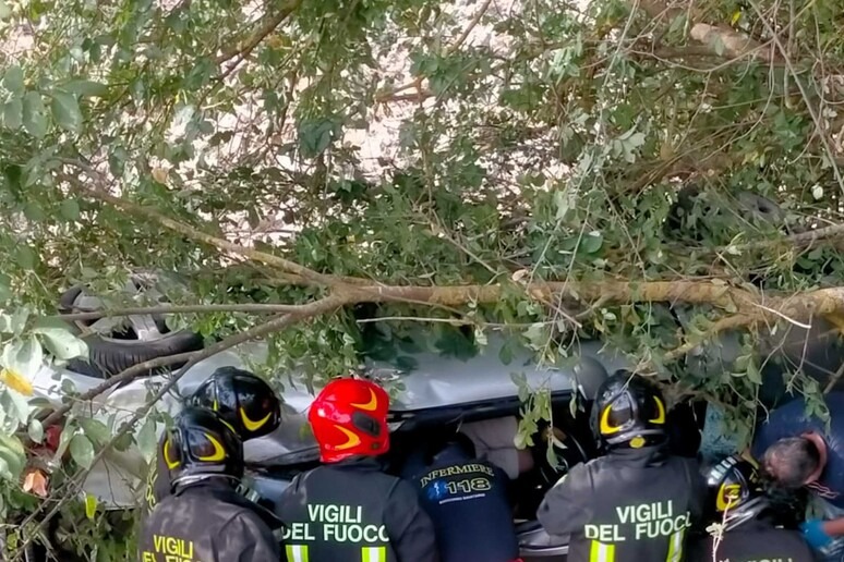 Perde il controllo dell'auto e finisce in un fossato, morto