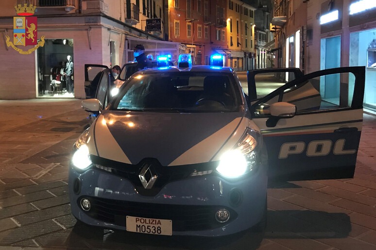 Nascondeva dosi di cocaina sotto il sedile dell'auto, arrestato