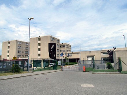 Detenuto tenta di strangolare agente in carcere Rossano