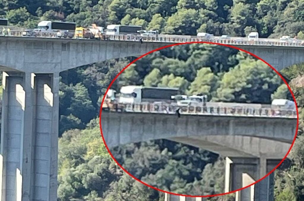 adn24 nizza beka beka tratto in salvo dopo aver minacciato di buttarsi dal ponte