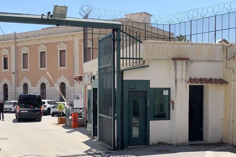 adn24 pestaggio detenuto a reggio c a processo 6 agenti penitenziari