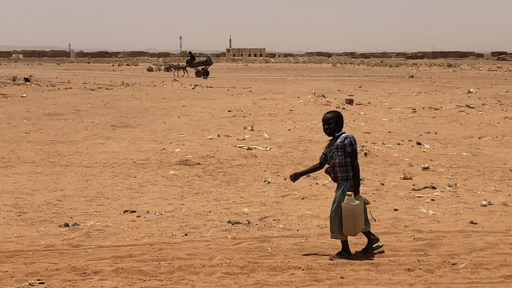 adn24 bimbo di 3 anni trovato nel deserto da un altro migrante e sbarcato a lampedusa è gara per laffido