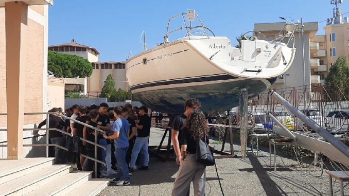  ‣ adn24 catanzaro | nave alberto confiscata alla mafia per l' istituto nautico - video