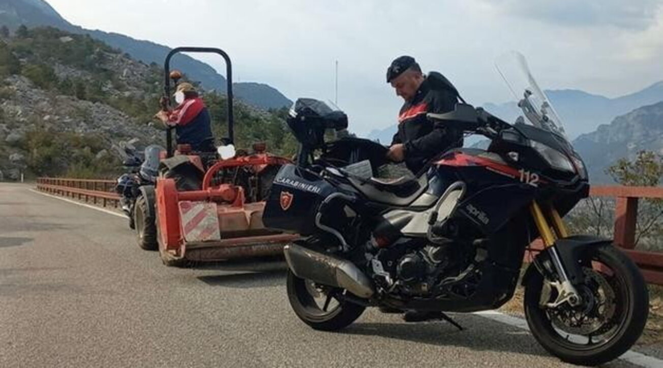 adn24 riva del garda tn | fermato un trattore truccato capace di raggiunger i 100 km allora