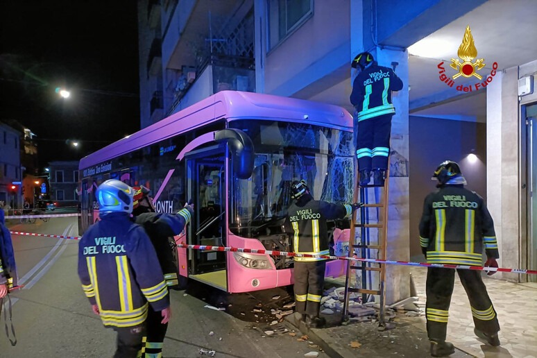 adn24 mestre | un altro incidente bus di linea contro un pilastro 15 feriti