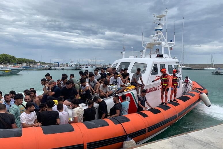 adn24 nuovo sbarco di migranti a roccella ionica