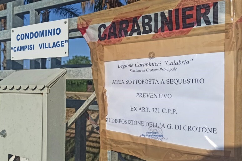 adn24 crotone | sequestrato villaggio campisi