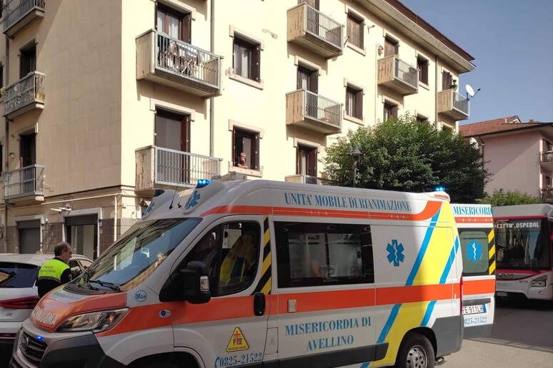 adn24 napoli | investita dal bus ad avellino grave una 44enne