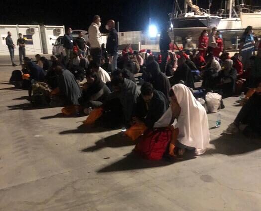  ‣ adn24 roccella jonica | migranti: nuovo sbarco, arrivati in 86 - video