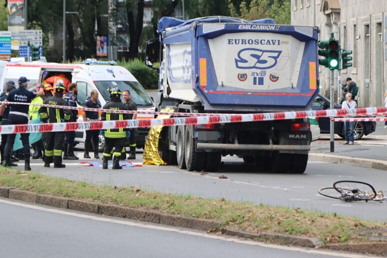 adn24 a milano in vigore lobbligo dei sensori che segnalano langolo cieco sui camion