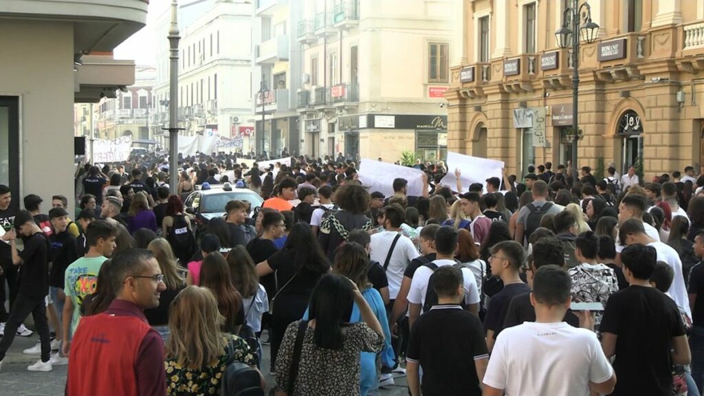 adn24 crotone | studenti manifestano contro il piano di dimensionamento scolastico