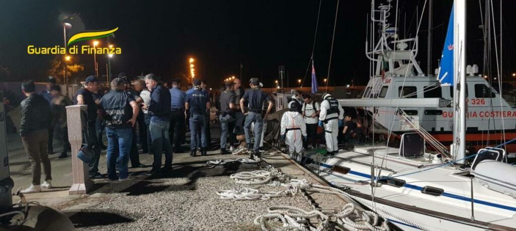 adn24 immigrazione clandestina in calabria soccorsi in mare 2 velieri carichi di migranti video