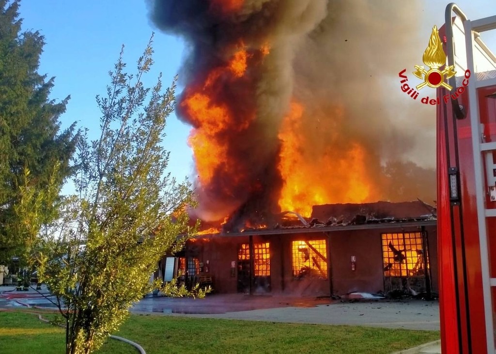 adn24 bovisio mb | incendio distrugge mobilificio