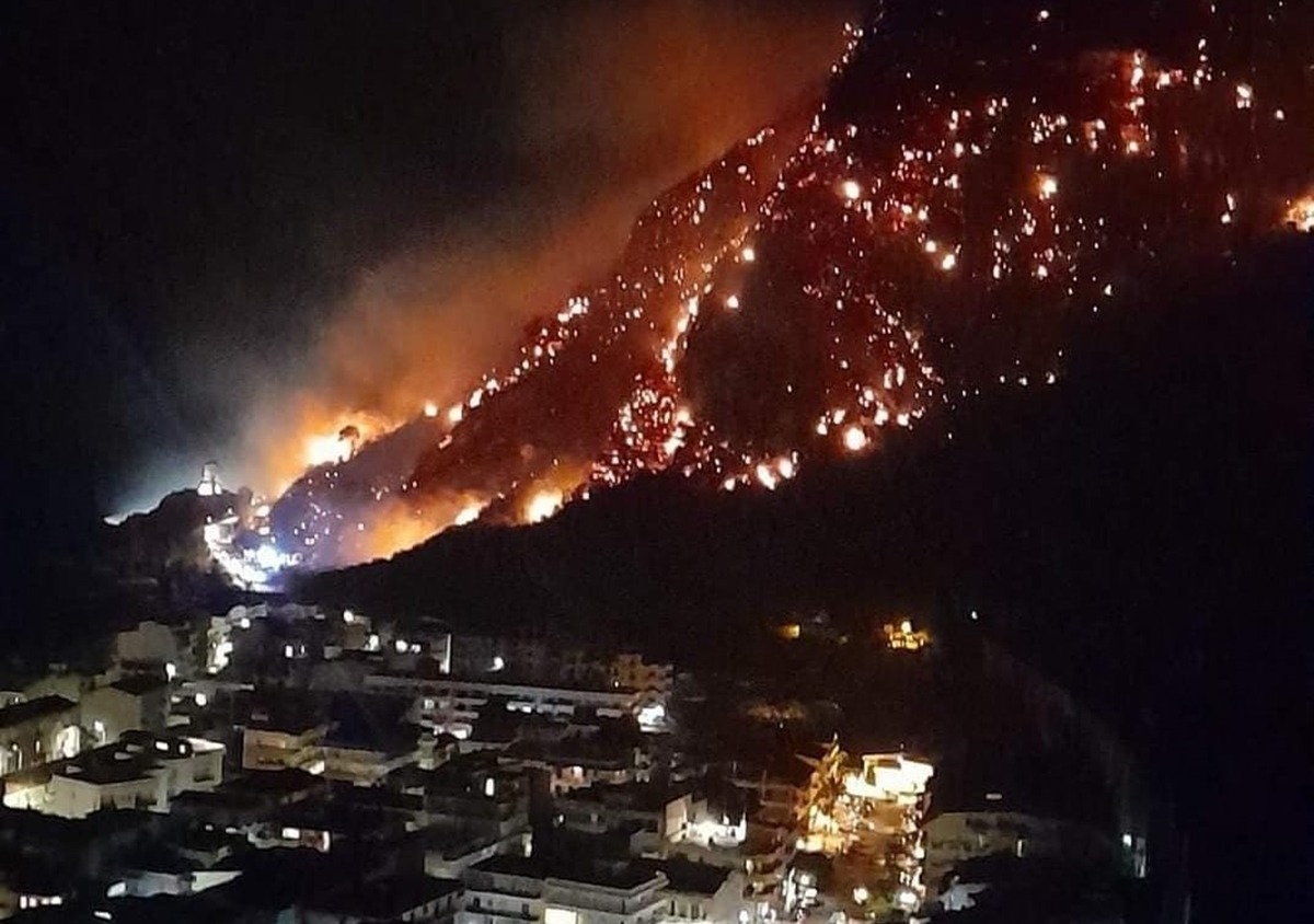 adn24 bagnara calabra rc | pauroso incendio sopra la città si valuta evacuazione frazione paese