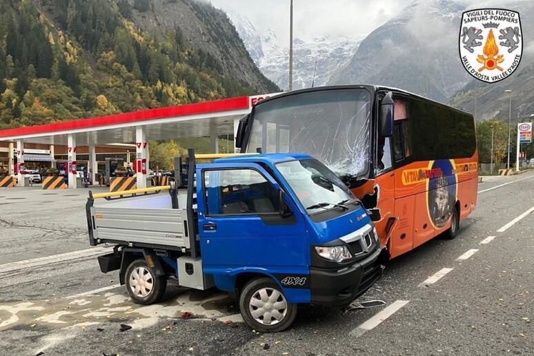 adn24 courmayeur | scontro tra pullman e minivan un morto