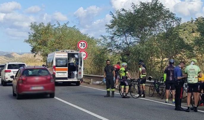 adn24 rocca di neto kr | malore in bici morto ciclista 64enne