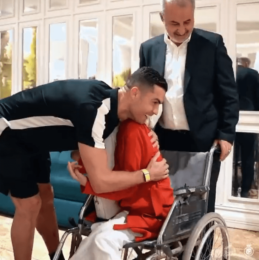 adn24 cristiano ronaldo abbraccia artista disabile in iran rischia 100 frustate