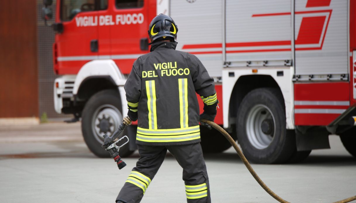 adn24 laghi di sibari | in fiamme due villette si segue pista dolosa