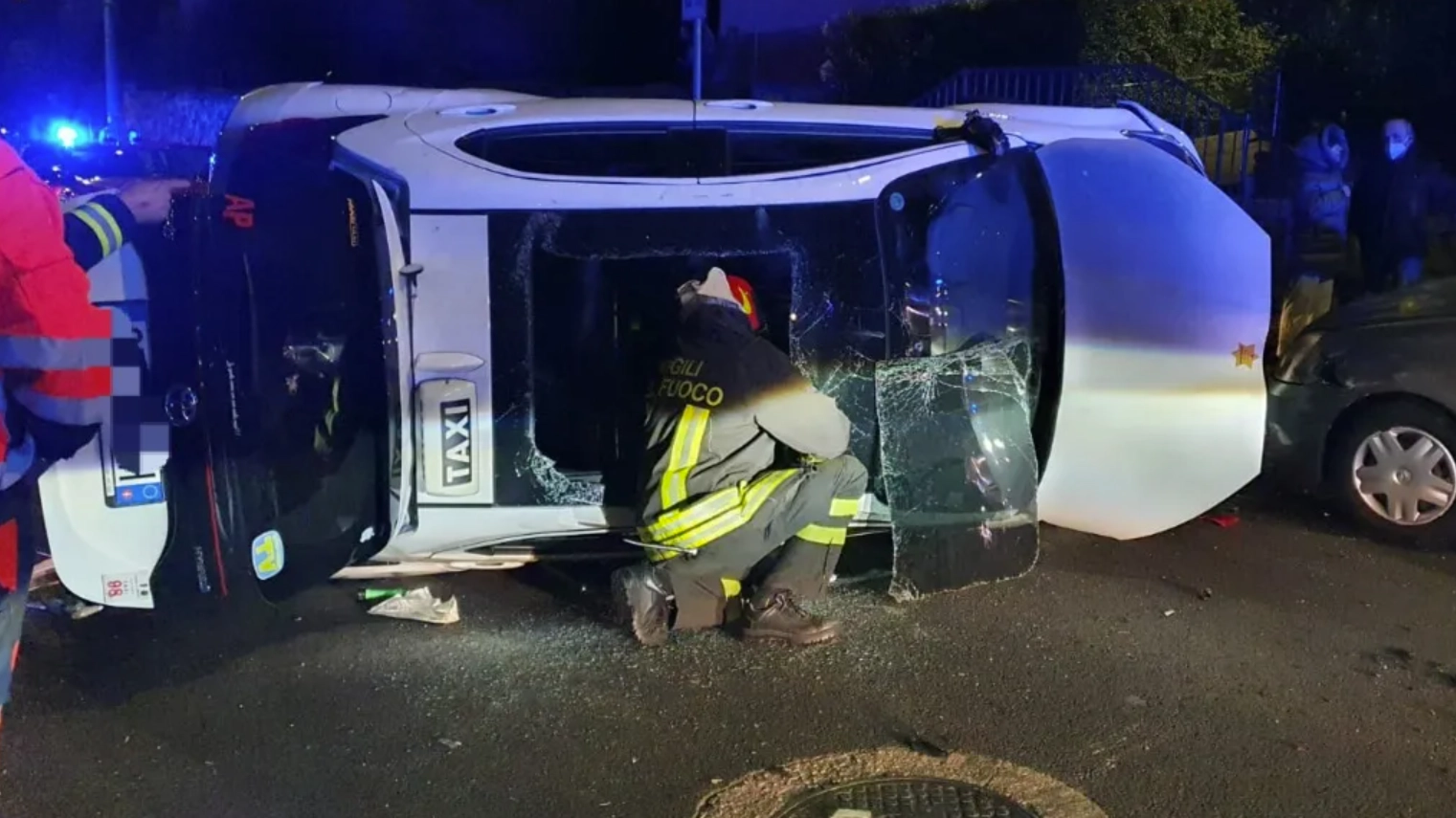 adn24 milano | taxi si ribalta nella notte in centro a milano tre feriti