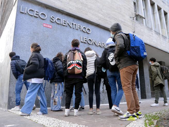 adn24 milano spruzza spray al peperoncino caos alla festa del liceo scientifico leonardo