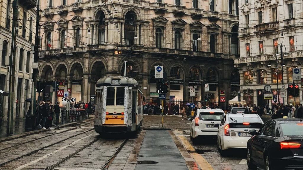 adn24 milano | donna rapinata in casa pistola alla testa e denti spaccati