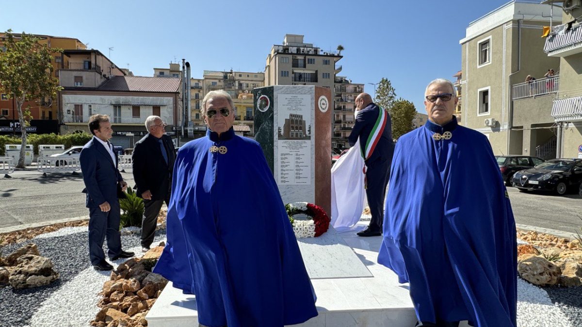  ‣ adn24 crotone | -inaugurato un monumento ai caduti della seconda guerra mondiale - video
