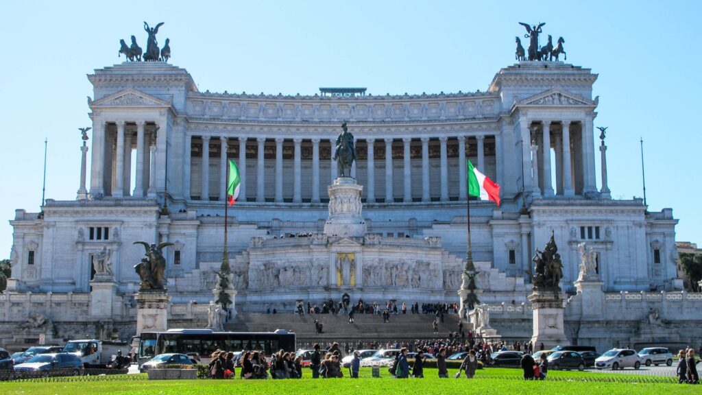 adn24 roma | piazza veneziada venerdì via fermata bus e cambio viabilità