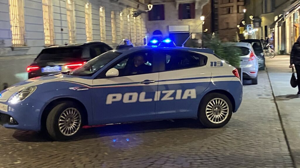 adn24 reggio calabria | vede la polizia e tenta la fuga 32enne arrestato per droga e armi