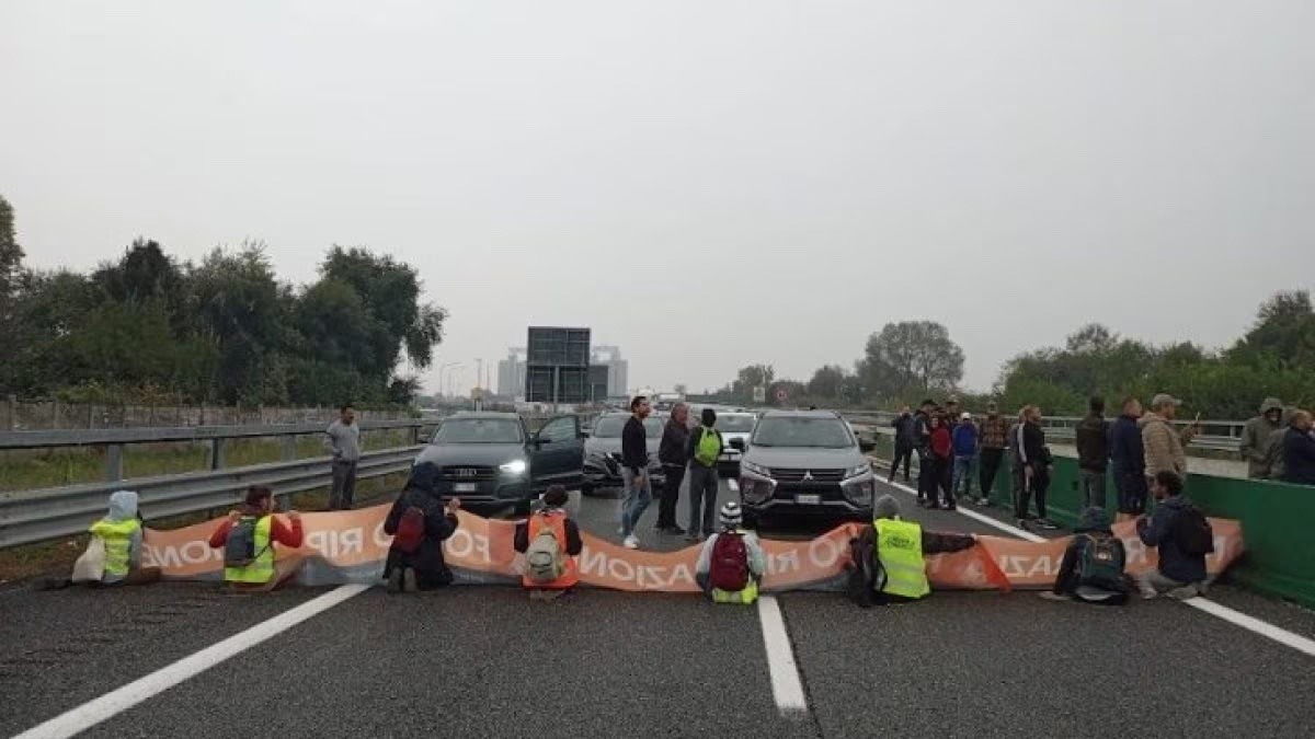 adn24 torino milano | ultima generazione blocca autostrada