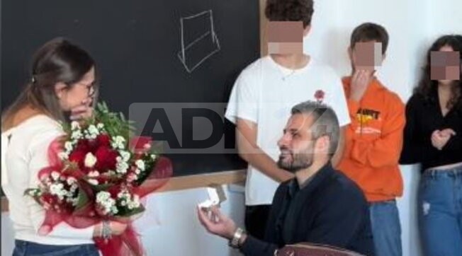  ‣ adn24 proposta di matrimonio in classe: sorpresa la prof