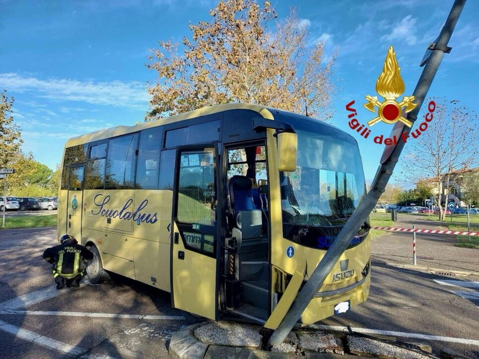 adn24 castiglione del lago pg scuolabus contro un palo 12 bimbi contusi