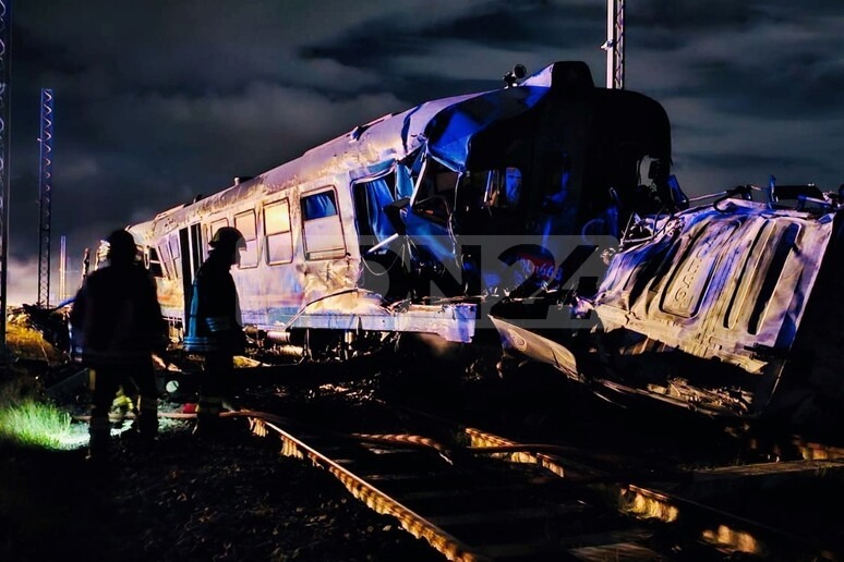  ‣ adn24 corigliano rossano (cs) | treno travolge un camion fermo sui binari, due morti. video