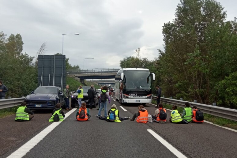 adn24 bologna | arrestati 3 ambientalisti per il blocco della tangenziale