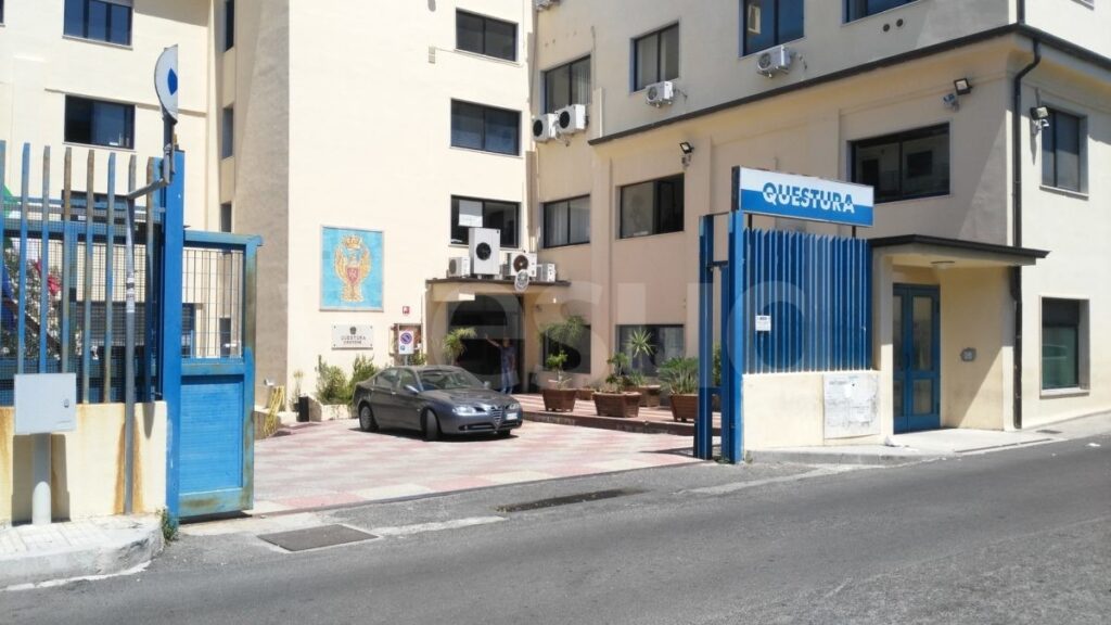 adn24 crotone | ruba alimenti in supermercato e aggredisce dipendenti arrestato