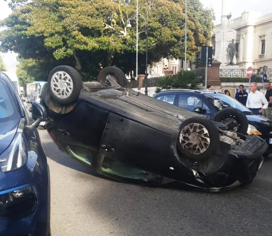 adn24 reggio calabria | incredibile incidente auto si ribalta sul lungomare