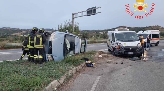 adn24 squillace lido cz | auto si ribalta dopo limpatto con un furgone un ferito