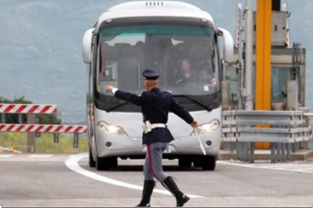 adn24 dalla calabria a roma | pullman carico di studenti in gita viaggiava senza assicurazione bloccato sulla1