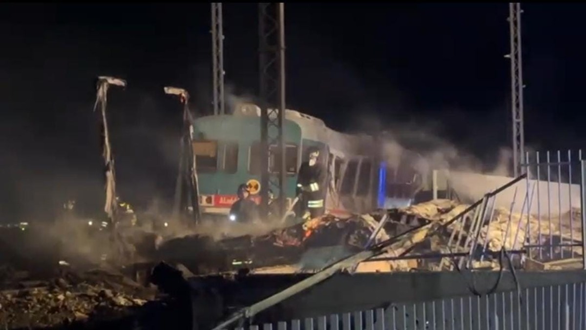  ‣ adn24 corigliano rossano (cs) | treno travolge un camion fermo sui binari, due morti - video