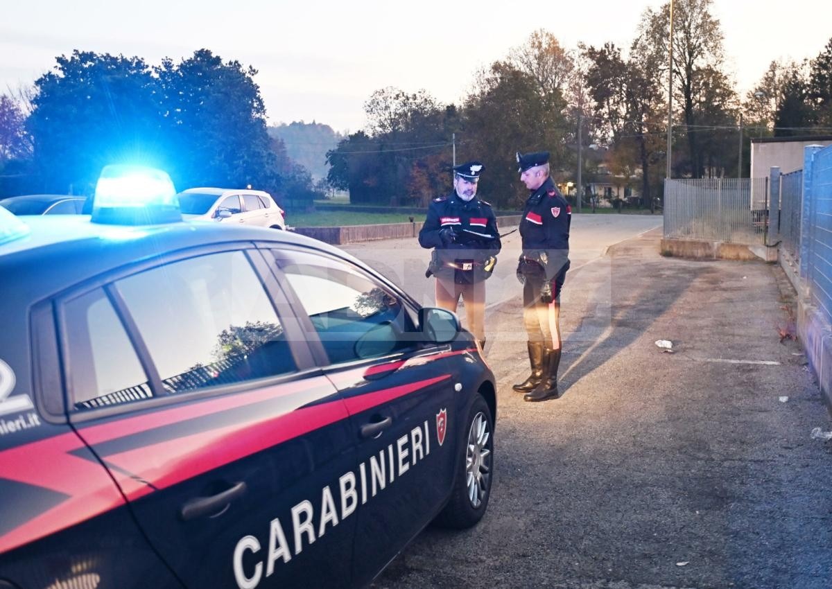 adn24 caserta | picchia brutalmente la moglie davanti alle figlie piccole e poi va a comprare le sigarette arrestato