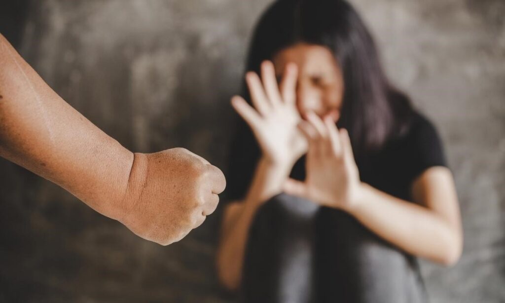 adn24 milano | aggredisce brutalmente la compagna e ferisce tre persone che volevano difenderla