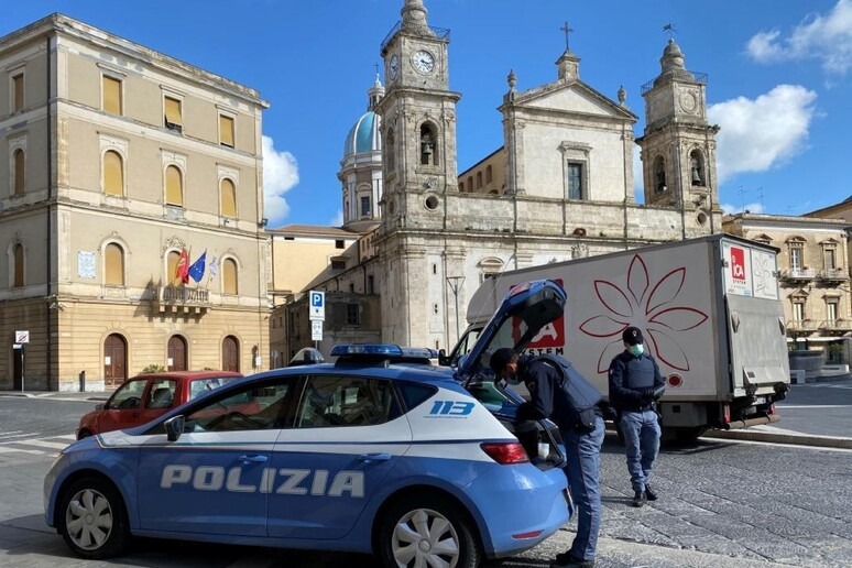 adn24 palermo | rapina ex fidanzata e fugge in autoarrestato dopo un giorno