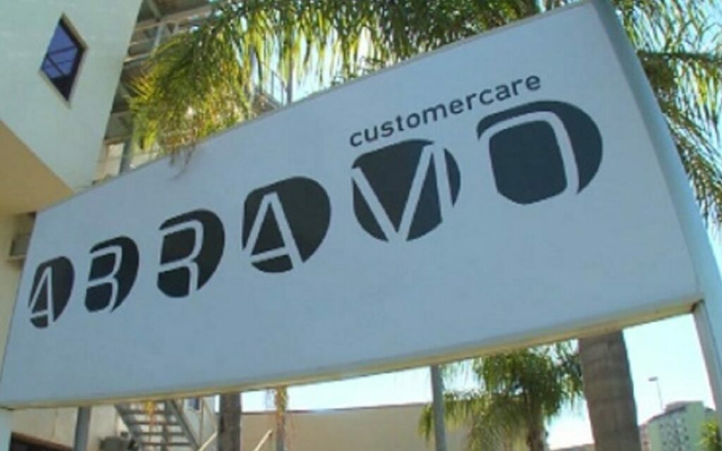 adn24 crotone | dipendenti abramo customer care occupano sala consiliare