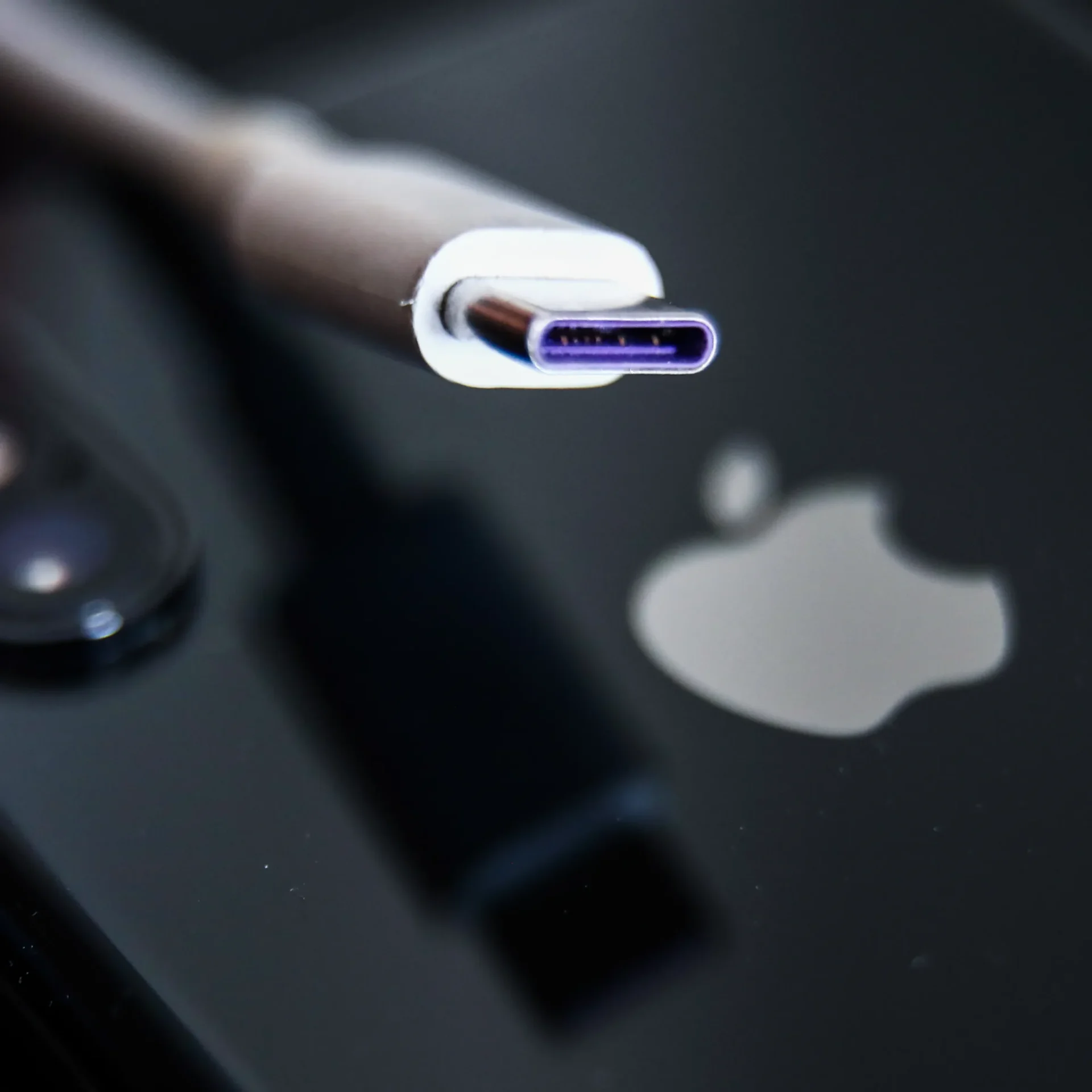 adn24 iphone 15 pro fonde i cavi usb c arrivano segnalazioni ma nulla da temere