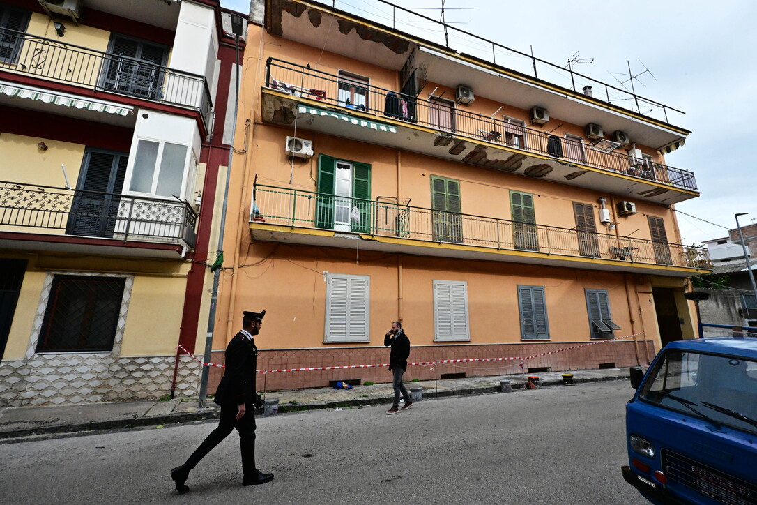 adn24 caivano na | bimba di 5 anni precipita dal balcone al vaglio la posizione dei genitori