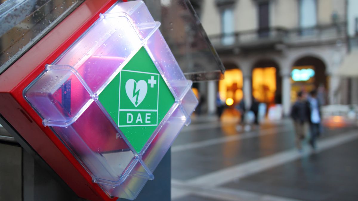 adn24 caorso pi | cade da passerella i colleghi lo rianimano con defibrillatore