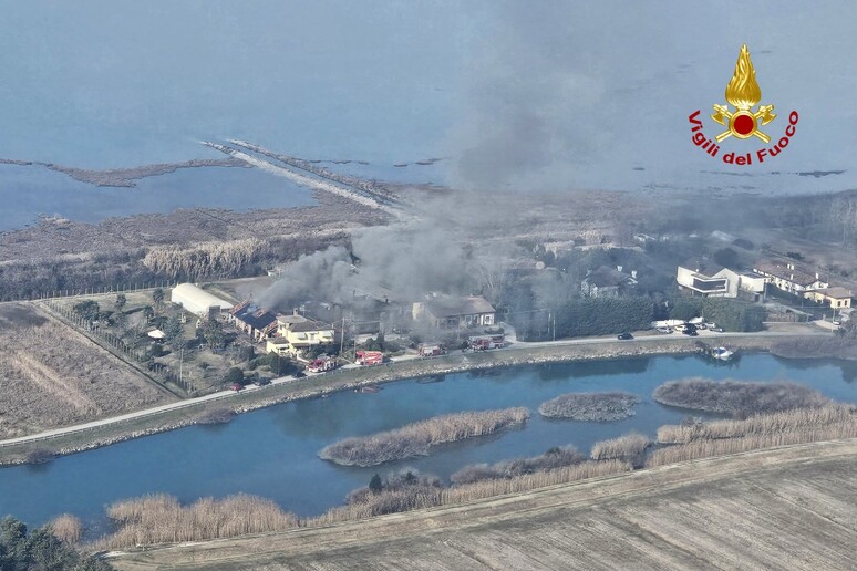 adn24 jesolo ve | tetto fotovoltaico in fiamme rapidamente domato dai vigili del fuoco