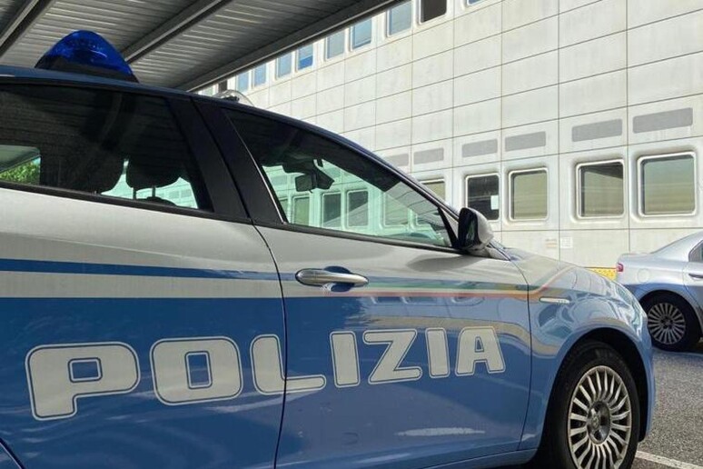 adn24 lecce | pakistano arrestato dopo tentato suicidio si taglia la gola sotto casa della ragazza perseguitata