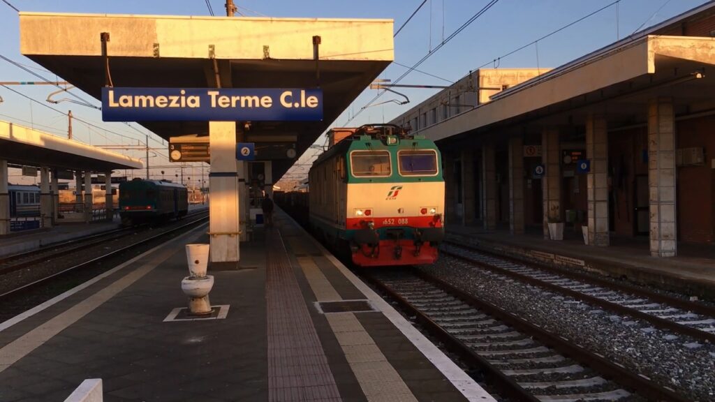 adn24 lamezia terme cz arrestato uomo che ha aggredito poliziotto che cercava di bloccarlo